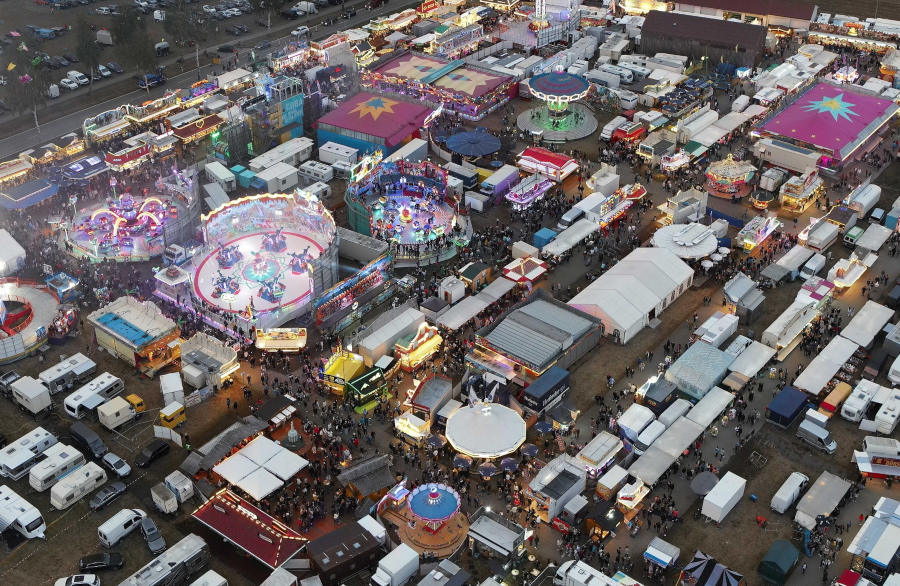 Die Fahrgeschäfte, Buden, Stände und Zelte bieten auf dem Wilbasen-Gelände eine bunte Kulisse und locken viele Besucherinnen und Besucher an. (FOTO: KREIS LIPPE)