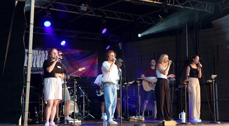 Die Band der Mennonitengemeinde besteht aus zehn jungen Frauen und Männern. Foto: Thomas Dohna