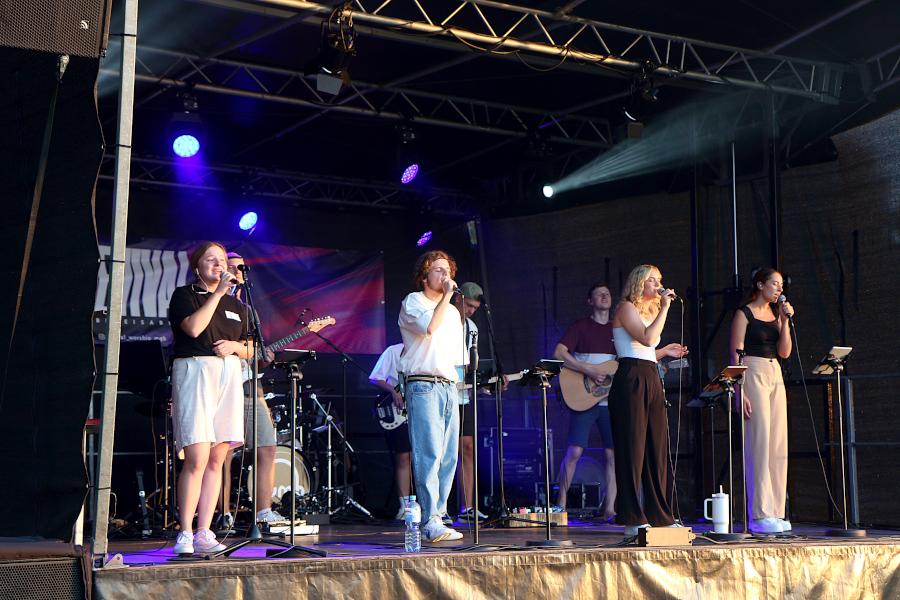 Die Band der Mennonitengemeinde besteht aus zehn jungen Frauen und Männern. Foto: Thomas Dohna