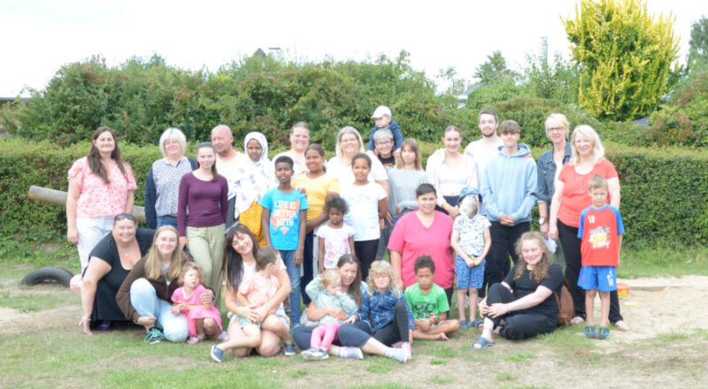 Eltern und ihre Kinder und das zehnköpfige Team im CVJM-Feriendorf in Grömitz auf der Sommer-Seminarfahrt „Gemeinsam (er)leben“ für Allein- und Getrennterziehende. FOTO: KREIS LIPPE