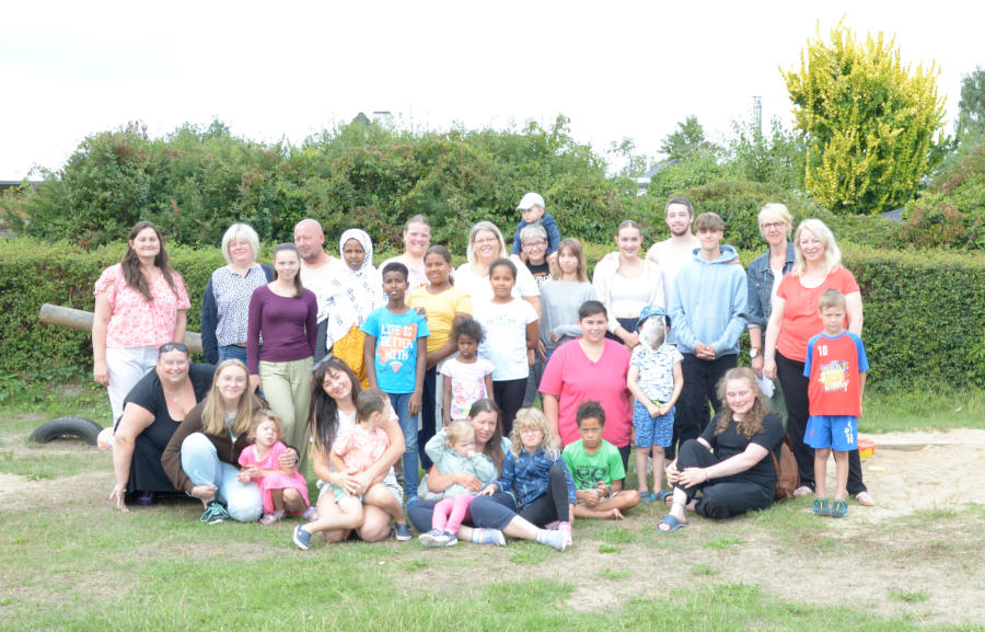 Eltern und ihre Kinder und das zehnköpfige Team im CVJM-Feriendorf in Grömitz auf der Sommer-Seminarfahrt „Gemeinsam (er)leben“ für Allein- und Getrennterziehende. FOTO: KREIS LIPPE