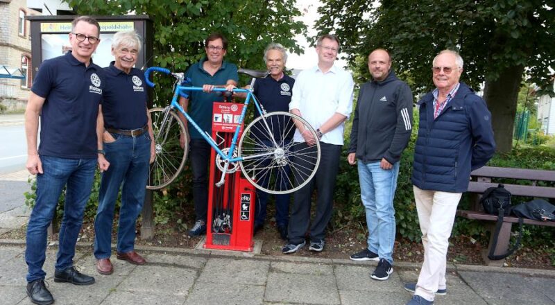 Martin Sieling und Ernst-Uwe Kettner vom Rotary-Club (von links), Michael Kriszan von der Gemeindeverwaltung Leopoldshöhe, Winfried Brunner (Rotary) Frank Keminer (Vorsitzender des Ausschusses für Straßen, Plätze und Verkehr Leopoldshöhe), Frank Sommer (Sachbereichsleiter Ordnung Leopoldshöhe) und Udo Hanning (Sachkundiger Bürger) stellen die neine Fahrradservicestation in Asemissen vor. Foto: Thomas Dohna