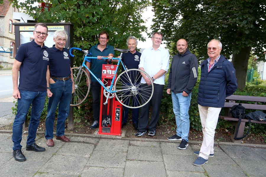 Martin Sieling und Ernst-Uwe Kettner vom Rotary-Club (von links), Michael Kriszan von der Gemeindeverwaltung Leopoldshöhe, Winfried Brunner (Rotary) Frank Keminer (Vorsitzender des Ausschusses für Straßen, Plätze und Verkehr Leopoldshöhe), Frank Sommer (Sachbereichsleiter Ordnung Leopoldshöhe) und Udo Hanning (Sachkundiger Bürger) stellen die neine Fahrradservicestation in Asemissen vor. Foto: Thomas Dohna