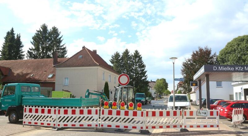 Die Schötmarsche Straße ist voll gesperrt. Unter der Fahrbahn ist ein Trinkwasserrohr gebrochen. Foto: Thomas Dohna