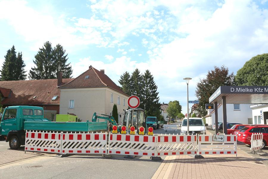 Die Schötmarsche Straße ist voll gesperrt. Unter der Fahrbahn ist ein Trinkwasserrohr gebrochen. Foto: Thomas Dohna