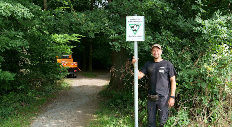 Neue Schilder im Krähenholz bitten die Besucher des Waldes, auf den Wegen zu bleiben, um dem Wild Ruhe zu gönnen. Foto: Martin Düsterberg