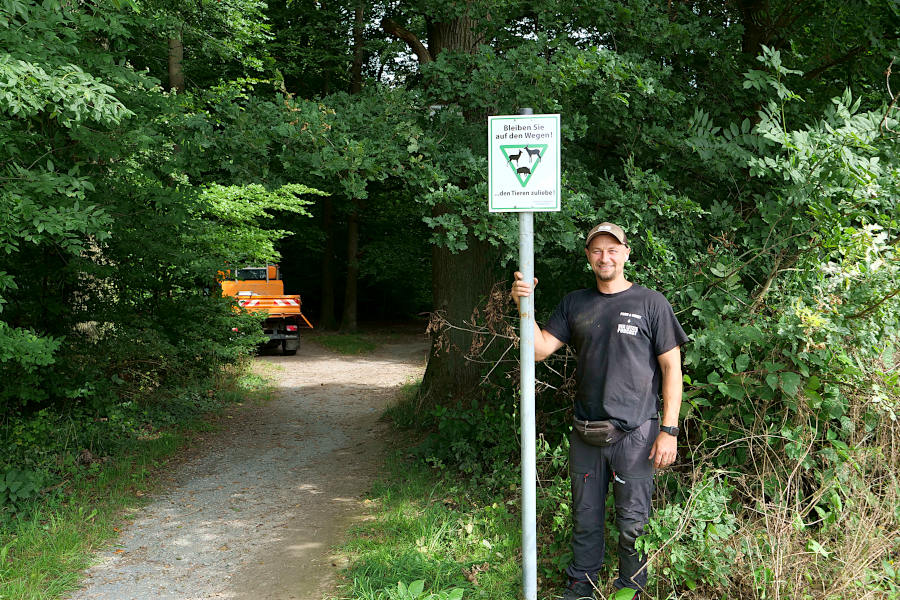 Neue Schilder im Krähenholz bitten die Besucher des Waldes, auf den Wegen zu bleiben, um dem Wild Ruhe zu gönnen. Foto: Martin Düsterberg