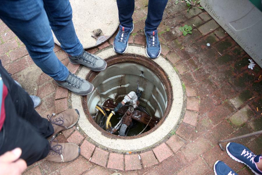 Dieser Pumpenschacht hat seine besten Jahre hinter sich. Auf rund 500 Haushalte in Leopoldshöhe könnten in der nächsten Zeit hohe Kosten zukommen. Foto: Thomas Dohna