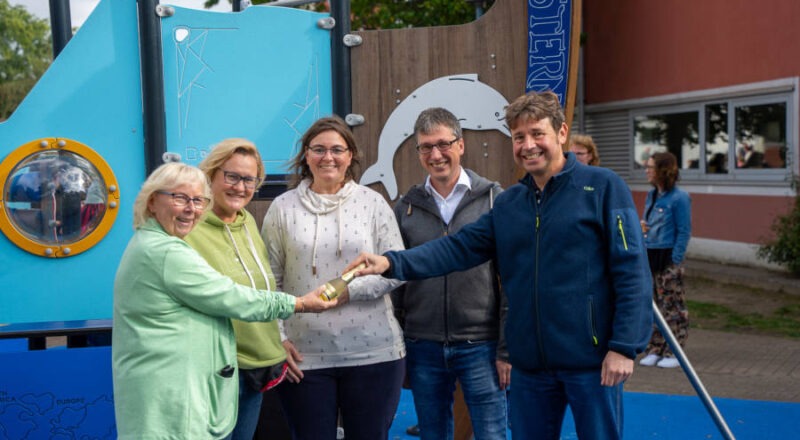 Schulleiterin Cornelia Schmidt, Bianca Neumann und Silke Koormann vom Förderverein der GS Nord, Bürgermeister Martin Hoffmann und der Vorsitzende des Bildungsausschusses Christian Kühnel (von links) weihen das Schulschiff offizeill ein. Foto: Gemeinde Leopoldshöhe