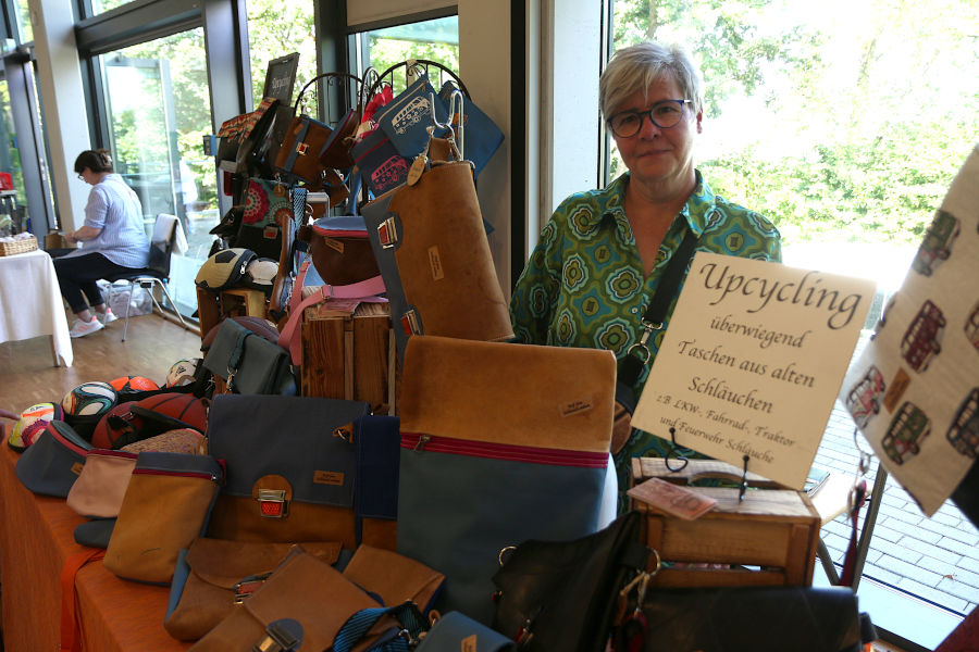 Doris Beins aus Detmold verkauft Taschen, die sie aus alten Fahrradschläuchen und anderen ausgedienten Sportgegenständen wie Niedersprungmatten genäht hat. Foto: Thomas Dohna