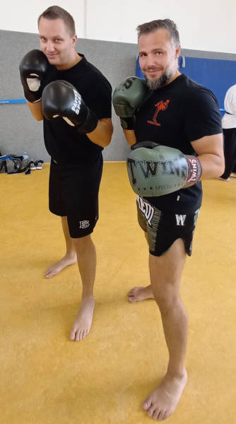 Die beiden BSV Kickbox Trainer und Referenten Marcel Klaassen und Kai Prusis, in Kampfhaltung mit Box-Handschuhen und kurzer Hose. Foto: Privat