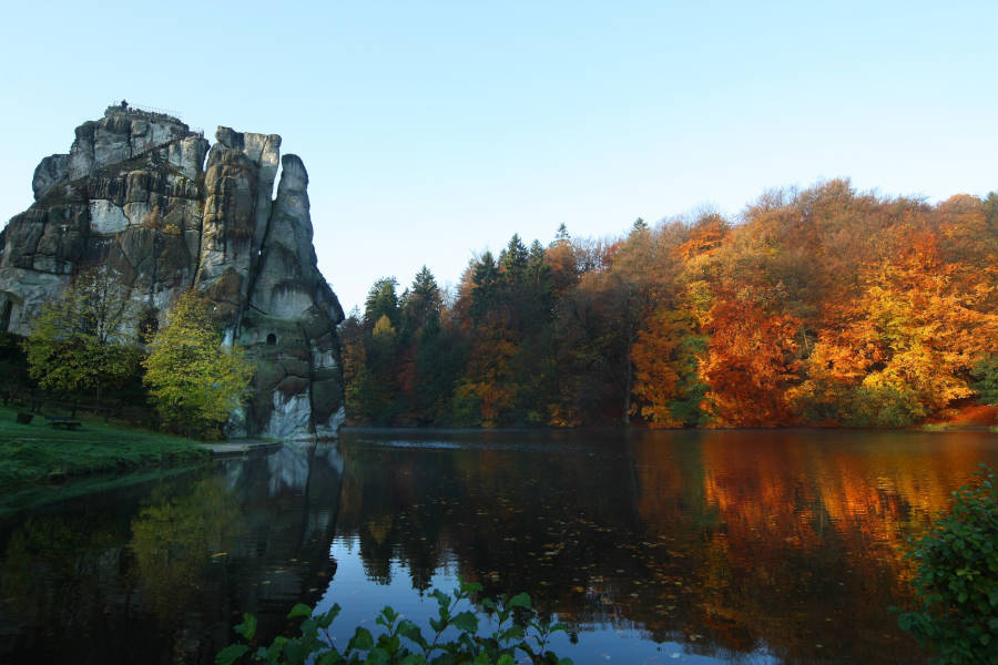 Die Externsteine in mystischer Herbststimmung (Foto:LVL/Robin Jähne)