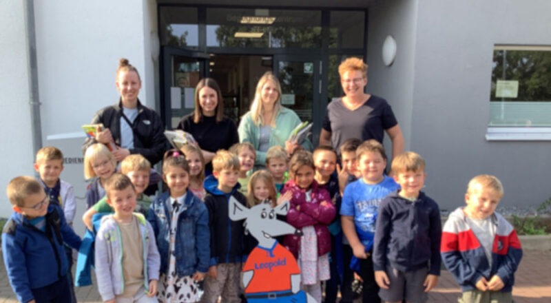 Die Schülerinnen und Schüler der Klasse 1a mit Ihren Lehrerinnen und den Mitarbeiterinnen der Bücherei vor dem B-vier. Foto: GS Asemissen