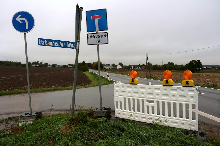 Die Schilder für die geplante Sperrung der Schackenburger Straße stehen schon bereit. Foto: Thomas Dohna