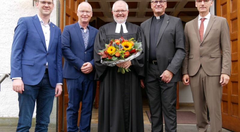 Blumen zum Abschied. Mit Bürgermeister Matthias Kalkreuter, Peter Eric-Froböse, Pfarrer Richard Krause, Superintendent Dr. Andreas Lange und Kirchenrat Thomas Warnke v.l. Foto: Lippische Landeskirche