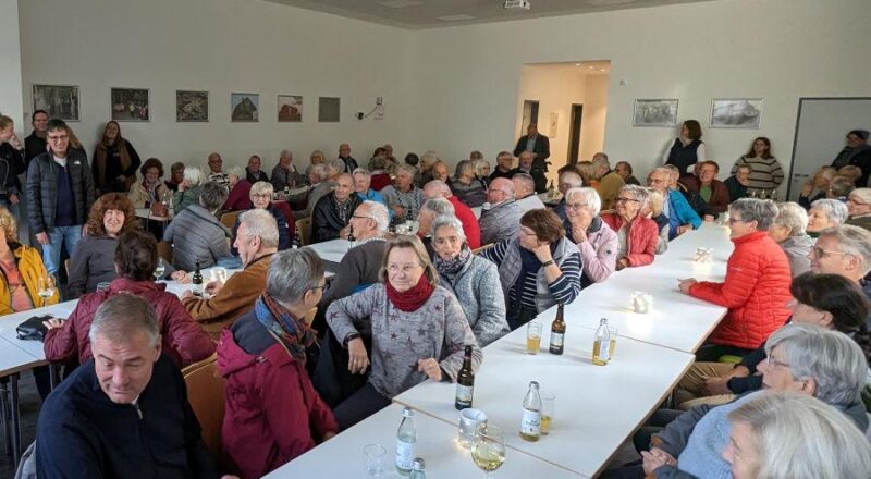 Zum Ehrenamtsgrillen am und im Begegnungszentrum B-vier waren rund 140 Ehrenamtliche gekommen. Foto: Gemeinde Leopoldshöhe