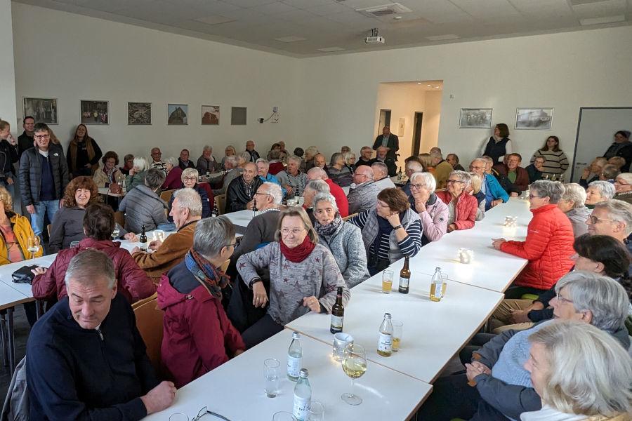 Zum Ehrenamtsgrillen am und im Begegnungszentrum B-vier waren rund 140 Ehrenamtliche gekommen. Foto: Gemeinde Leopoldshöhe