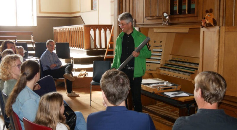 Viel Wissenswertes. Bei der Orgelführung mit Volker Jänig erfahren die Gäste viel über die Orgel. Fotos: Lippische Landeskirche