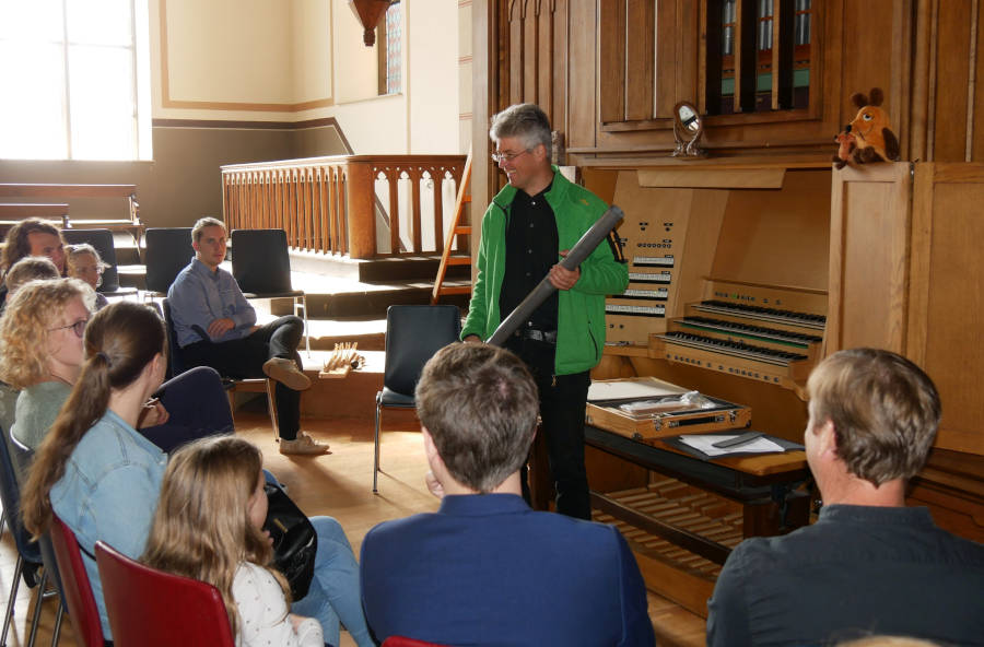 Viel Wissenswertes. Bei der Orgelführung mit Volker Jänig erfahren die Gäste viel über die Orgel. Fotos: Lippische Landeskirche