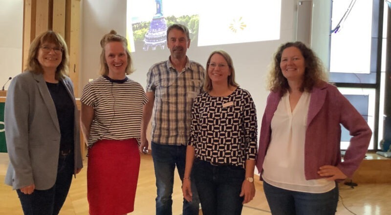 Teilen die Begeisterung für Sprachförderung im Mathematikunterricht (von links): Sabine Menzel, Prof. Dr. Kerstin Gerlach, Matthias Tiemann, Beate Wehmeyer und Frauke Vehmeier (beide Regionales Bildungsnetzwerk Lippe). FOTO: KREIS LIPPE