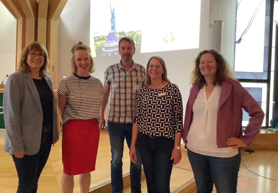 Teilen die Begeisterung für Sprachförderung im Mathematikunterricht (von links): Sabine Menzel, Prof. Dr. Kerstin Gerlach, Matthias Tiemann, Beate Wehmeyer und Frauke Vehmeier (beide Regionales Bildungsnetzwerk Lippe). FOTO: KREIS LIPPE