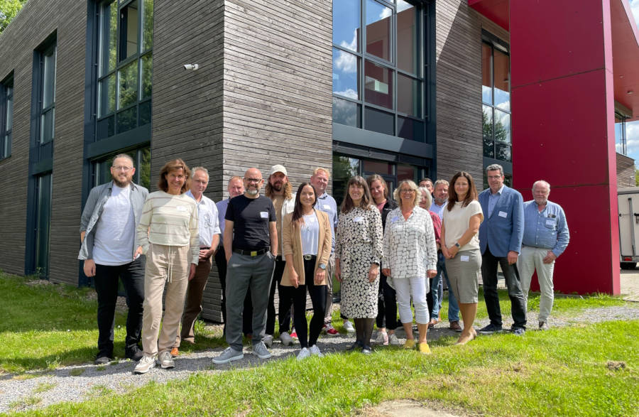 Gemeinsam für eine nachhaltige Zukunft im Kreis Lippe: Das ZuNaLi-Projektteam bei der Auftaktveranstaltung im August im Innovationszentrum Dörentrup. Foto: Kreis Lippe