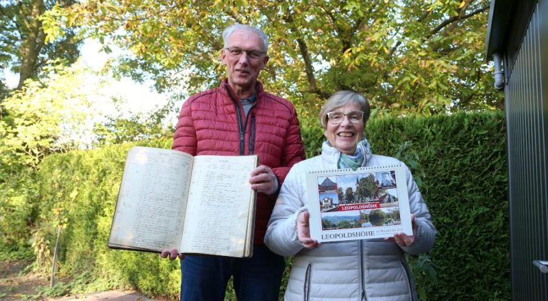 Bernd Hoffmann hält das 100 Jahre alte Rechnungsbuch des Haushaltswarenladens Johanning aus Schuckenbaum in der Hand. Inge Hoffmann hält den Historischen Heimatkalender des Heimatvereins. Foto: Thomas Dohna