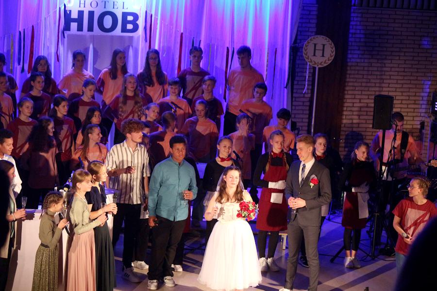 Vor der Katastrophe heiraten Hiob (rechts) und Anna. Foto: Thomas Dohna