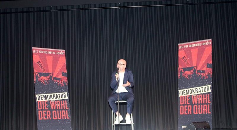 Intensives Training für Hirn und Lachmuskeln mit Lutz von Rosenberg Lipinsky: „DEMOKRATUR oder: Die Wahl der Qual“. Foto: Christine Reuner