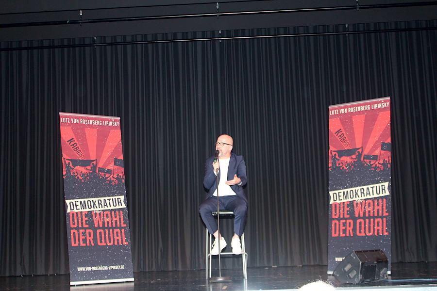 Intensives Training für Hirn und Lachmuskeln mit Lutz von Rosenberg Lipinsky: „DEMOKRATUR oder: Die Wahl der Qual“. Foto: Christine Reuner