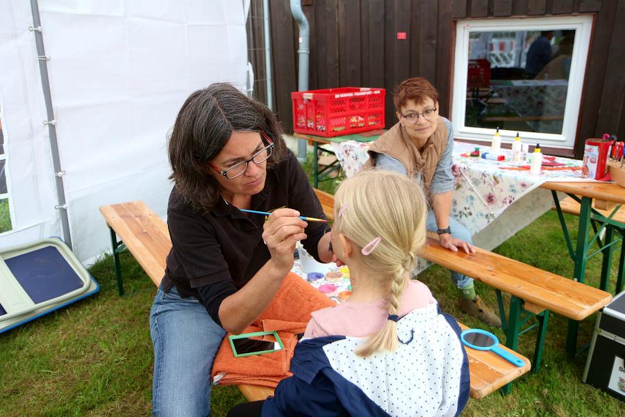 Sandra Linnenbecker vom Leos schminkt ein Mädchen. Foto: Thomas Dohna