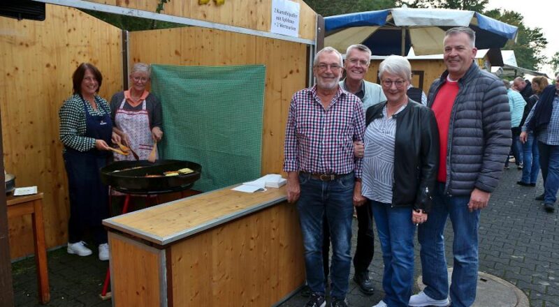 Manuela Kunze zbd Judith Leymann backen beim Kartoffelfest des Schützenfestes Nienhagen Kartoffelpuffer. Das Königspaar Klaus (links) und Annette Bäcker (Zweite von rechts) sowie der Vorsitzende des Vereins Ralf Schulz-Henze (Zweiter von links) und der Oberst Michael Genett schauen vorbei. Foto: Thomas Dohna