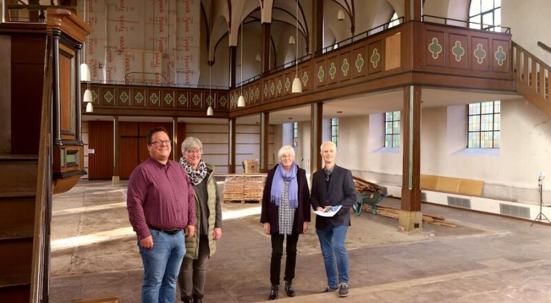 Pfarrer Hendrik Meier, Gemeinde-Geschäftsführerin Gundula Huvendiek, Pfarrerin Kornelia Schauf und Architekt Stefan Brand stehen im leergeräumten Schiff der Kirche am Marktplatz. Foto Thomas Dohna