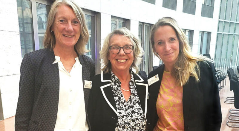 Dr. Bettina Knothe (Koordinatorin Netzwerk Zirkuläre Wertschöpfung Bergisches RheinLand), Birgit Essling (Leiterin der Geschäftsstelle „Lippe zirkulär“) und Dr. Yvonne Hilgers (Projektmanagerin :metabolon, Bergischer Abfallwirtschaftsverband) freuen sich über den gemeinsamen Austausch beim „Runden Tisch“. FOTO: KREIS LIPPE