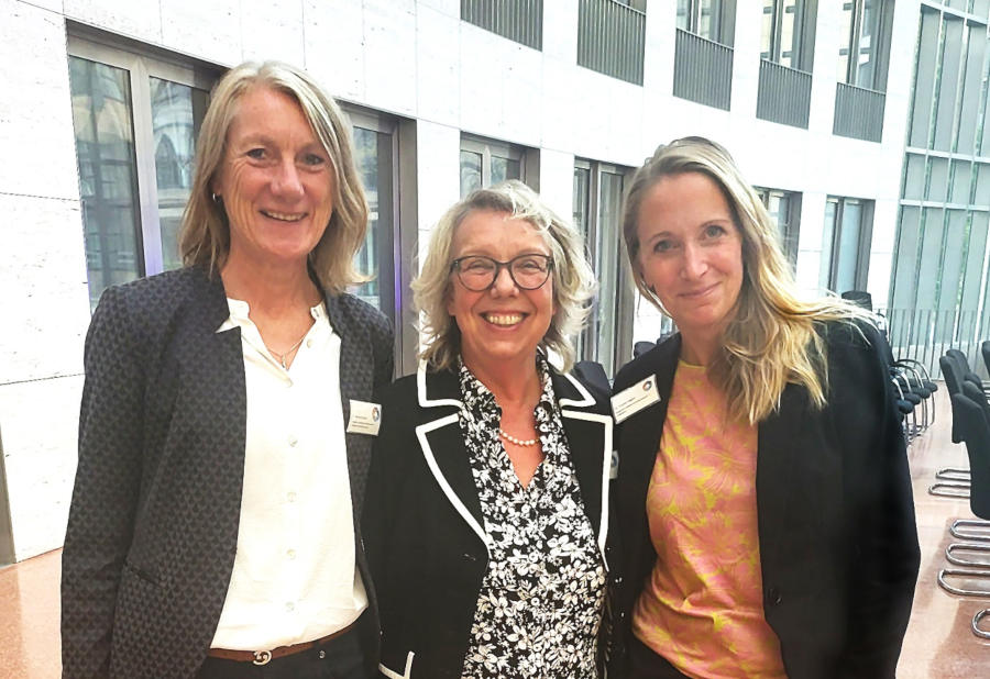 Dr. Bettina Knothe (Koordinatorin Netzwerk Zirkuläre Wertschöpfung Bergisches RheinLand), Birgit Essling (Leiterin der Geschäftsstelle „Lippe zirkulär“) und Dr. Yvonne Hilgers (Projektmanagerin :metabolon, Bergischer Abfallwirtschaftsverband) freuen sich über den gemeinsamen Austausch beim „Runden Tisch“. FOTO: KREIS LIPPE