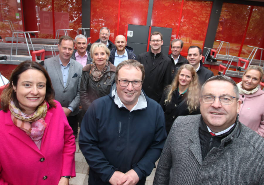 Landrat Dr. Axel Lehmann (vorne, rechts) und Regierungspräsidentin Anna Katharina Bölling (vorne, links) begrüßen NRW-Umweltminister Oliver Krischer (vorne, Mitte) an der Mobilstation in Lage. Gemeinsam tauschen sie sich mit (hinten, v.l.) dem Landtagsabgeordneten Klaus Hansen, Lages Technischem Beigeordneten Thorsten Paulussen, Dr. Ute Röder, Verwaltungsvorständin Kreis Lippe, Holger Topp (NWL), Dennis Hetmann, Mobilitätsmanager Kreis Lippe, Lages Bürgermeister Matthias Kalkreuter, Stefan Honerkamp (VVOWL), Astrid Butt, Mobilitätsmanagerin Kreis Lippe, Lügdes Bürgermeister Torben Blome und Daniela Niestroy-Althaus (NWL) aus. FOTO: KREIS LIPPE
