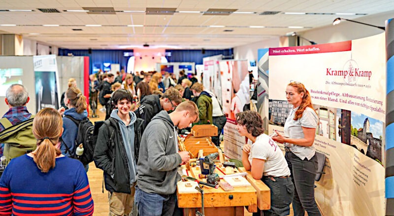 In jedem Gang tummelten sich Jugendliche zum Experimentieren und Handwerken. Foto: Lippe Bildung e.G.