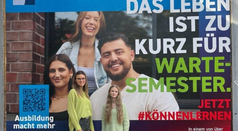 Auch in Lippe werben die Plakate für die duale Berufsausbildung und werden hier präsentiert von den Azubis der IHK Lippe. Foto: IHK Lippe