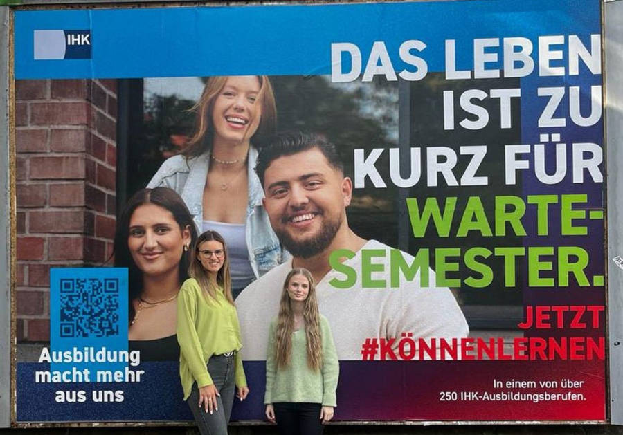 Auch in Lippe werben die Plakate für die duale Berufsausbildung und werden hier präsentiert von den Azubis der IHK Lippe. Foto: IHK Lippe