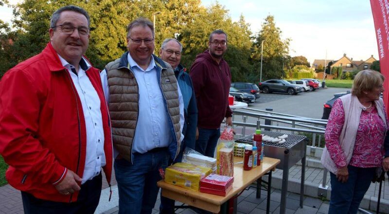 Landrat Axel Lehmann, die Kreistagsabgeordneten Thomas Jahn und Kurt Kalkreuter sowie der Vorsitzende des SPD-Gemeindeverbandes Leopoldshöhe stehen am Roten Grill der SPD Leopoldshöhe. Foto: Thomas Dohna