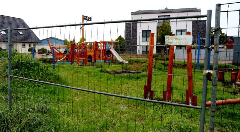 Auf dem Gelände des Spielplatzes Heinrichstraße wächst das Gras. Die Spielgeräte sind aufgestellt, die Baugeräte abgezogen. Wann es weitergeht, ist unklar. Foto: Thomas Dohna