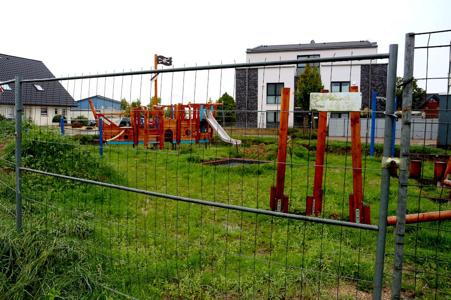 Auf dem Gelände des Spielplatzes Heinrichstraße wächst das Gras. Die Spielgeräte sind aufgestellt, die Baugeräte abgezogen. Wann es weitergeht, ist unklar. Foto: Thomas Dohna