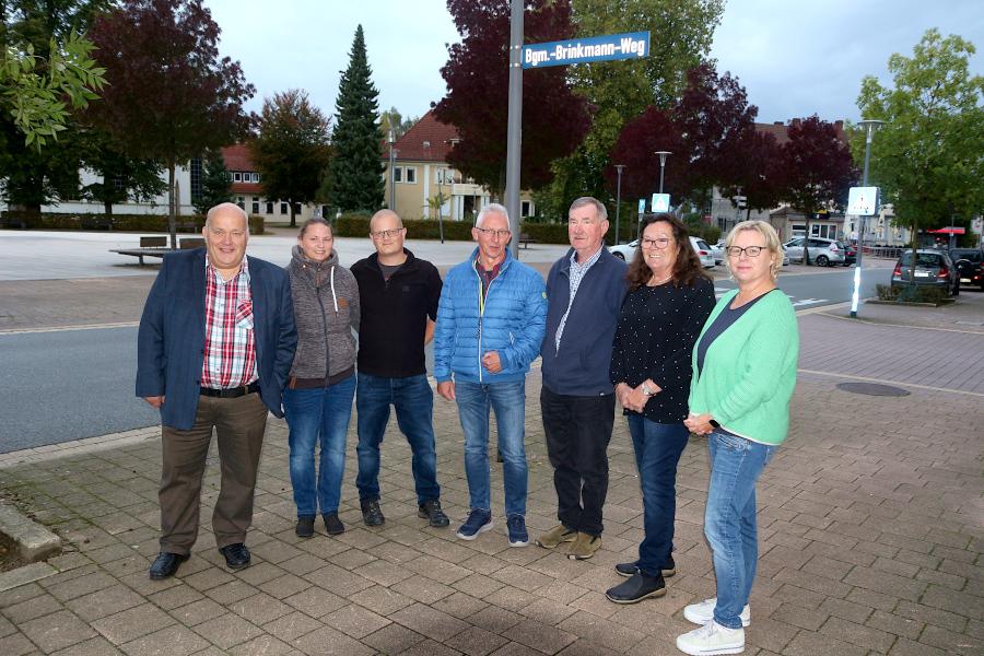 Der Vorsitzende des Gemeindesportverbandes Andreas Brinkmann (links) und die Geschäftsführerin des GSV Heike Holzapfel (rechts)  verabschieden, die Sportabzeichenprüfer (von links) Nicole und Dominik Wieding, Helmut Müller (dritter von rechts und Heidi Heidemann (zweite von rechts). Außerdem begrüßen sie Jörg Amelung (Mitte) als neuen Sportabzeichenprüfer. Foto: Thomas Dohna