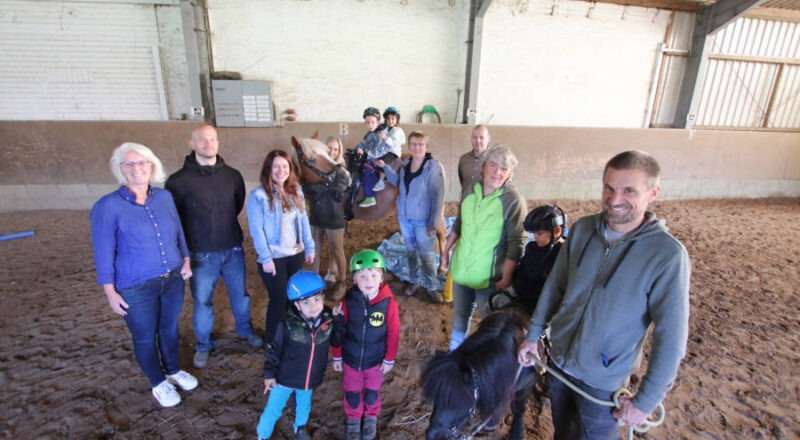Claudia Holle, Geschäftsführerin der Osthushenrich-Stiftung, Erzieher und Sozialpädagoge Bastian Moehlmann, Manuela Kupsch, Leiterin des Eigenbetriebs Schulen des Kreises Lippe, Reittherapeutin Giulia Emmerich, Kita-Leiterin Kirsten Fricke, Oliver Lohmann (Eigenbetrieb Schulen), Heilpädagogin Kristina Diekmann und Reittherapeut Johannes Platte freuen sich mit Pony „Moritz“ (vorne) und Pferd „Snoopy“ über den Besuch der Kita-Kinder der „Villa Kunterbunt“ (von links). Foto: Kreis Lippe