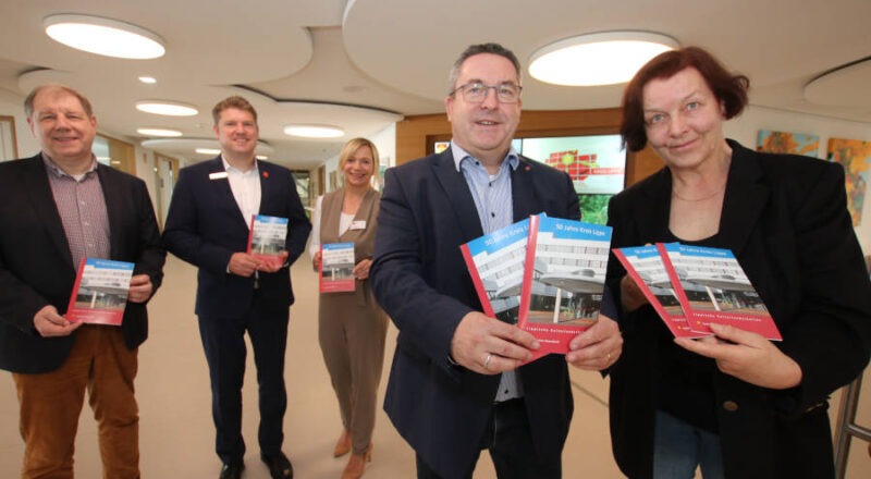 Landrat Dr. Axel Lehmann und Autorin Annette Fischer (vorne v.l.) freuen sich mit (hinten v.l.) Dr. Stefan Wiesekopsieker, stellvertretender Vorsitzender des Lippischen Heimatbundes, Hagen Eberhardt, Mitglied des Vorstandes der Sparkasse Lemgo, und Yvonne Huebner, Geschäftsführerin des Lippischen Heimatbundes, über die neue Ausgabe der Lippischen Kulturlandschaften mit dem Titel „50 Jahre Kreis Lippe“. FOTO: KREIS LIPPE