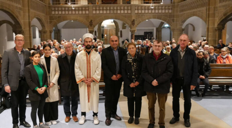 Setzen ein Zeichen für Respekt und Toleranz: Die Mitwirkenden am Friedensgebet vor der vollen Christuskirche. Foto: Lippische Landeskirche