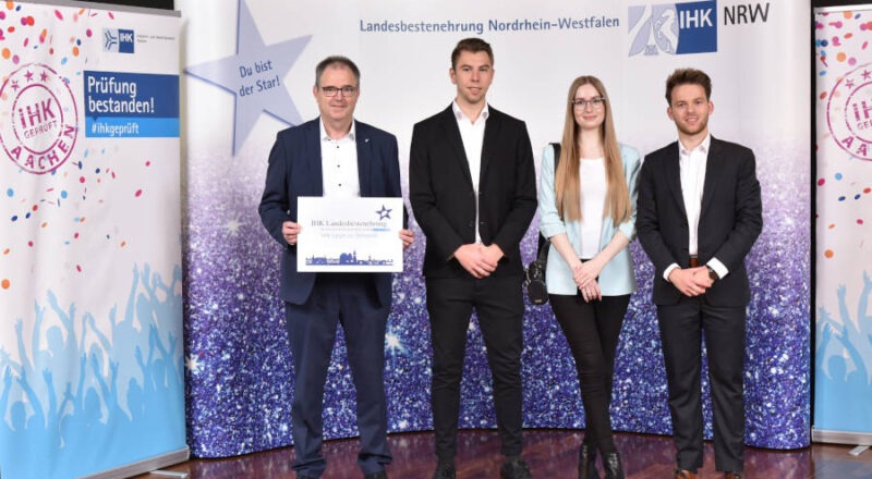 Sie gehören mit zu den Besten in NRW: Tim Tolkemitt, Janine David und Tobias Greimeier (v.r.n.l.) Ganz links im Bild: IHK-Bildungsgeschäftsführer Michael Wennemann . Foto: IHK Aachen / Heike Lachmann und Andreas Herrmann.