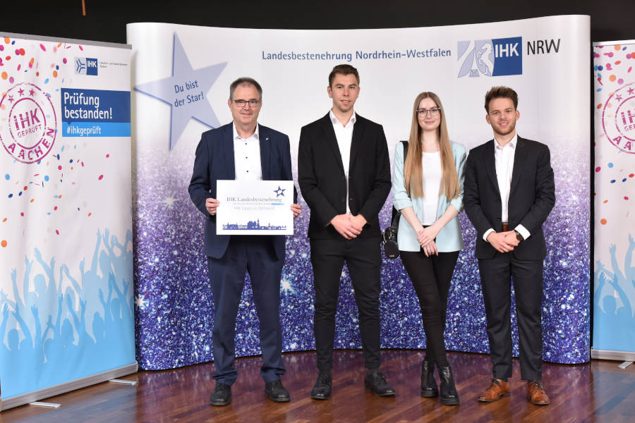 Sie gehören mit zu den Besten in NRW: Tim Tolkemitt, Janine David und Tobias Greimeier (v.r.n.l.) Ganz links im Bild: IHK-Bildungsgeschäftsführer Michael Wennemann . Foto: IHK Aachen / Heike Lachmann und Andreas Herrmann.