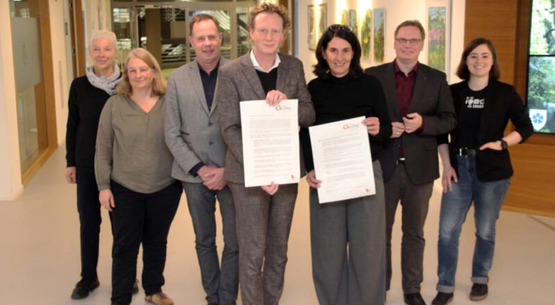 Gudrun Babendererde (Fachberatung für evangelische Kindertageseinrichtungen / Lippische Landeskirche), Britta Grebe (Pädagogische Fachberatung KiTa / Kreis Lippe), Klaus Hansen (CDU), Dr. Olaf Peterschröder (Verwaltungsvorstand IV / Kreis Lippe), Ulrike Glathe (Jugendamtsleiterin / Kreis Lippe), Dr. Dennis Maelzer (SPD) und Julia Eisentraut (BÜNDNIS 90/DIE GRÜNEN) präsentieren den Forderungskatalog. Foto: Kreis Lippe
