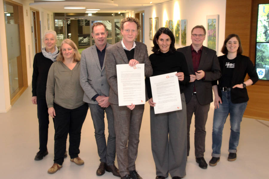 Gudrun Babendererde (Fachberatung für evangelische Kindertageseinrichtungen / Lippische Landeskirche), Britta Grebe (Pädagogische Fachberatung KiTa / Kreis Lippe), Klaus Hansen (CDU), Dr. Olaf Peterschröder (Verwaltungsvorstand IV / Kreis Lippe), Ulrike Glathe (Jugendamtsleiterin / Kreis Lippe), Dr. Dennis Maelzer (SPD) und Julia Eisentraut (BÜNDNIS 90/DIE GRÜNEN) präsentieren den Forderungskatalog. Foto: Kreis Lippe